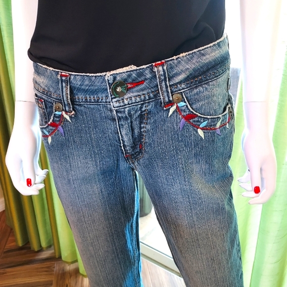 Marlow Vintage Originals: Embroidered Jeans: Made in Hong Kong. - Picture 7 of 16